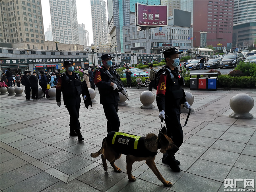 警察在繁华街区武装巡逻（央广网发 辽宁省公安厅供图）
