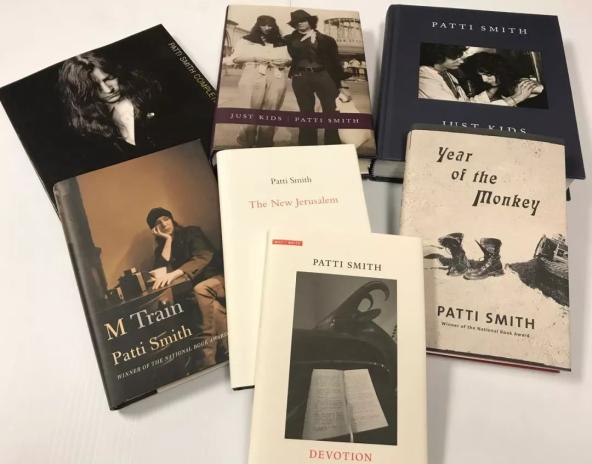 文化看点>正文> 这些书是patti smith的回忆录《只是孩子》(just kids