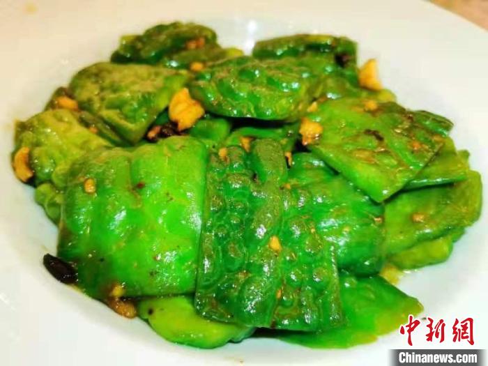 即将符合采摘规格的“柿饼蒂”杜阮凉瓜 李晓春 摄