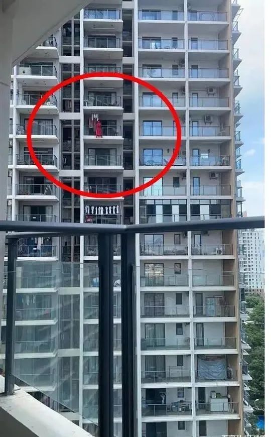 女子在高楼阳台外跳舞时坠楼!警方通报了……休闲区蓝鸢梦想 - Www.slyday.coM 女子在高楼阳台外跳舞时坠楼!警方通报了……休闲区蓝鸢梦想 - Www.slyday.coM