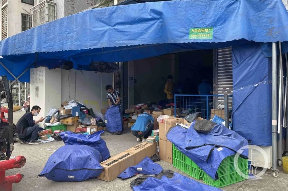5月5日,涉事的成都荷花池中通快递点员工仍在派送快件。/记者 胡磊