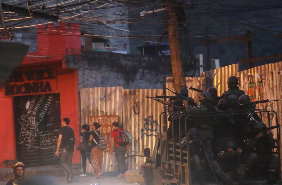▲资料图片：巴西警察在里约热内卢的贫民窟巡逻。（盖帝图像）