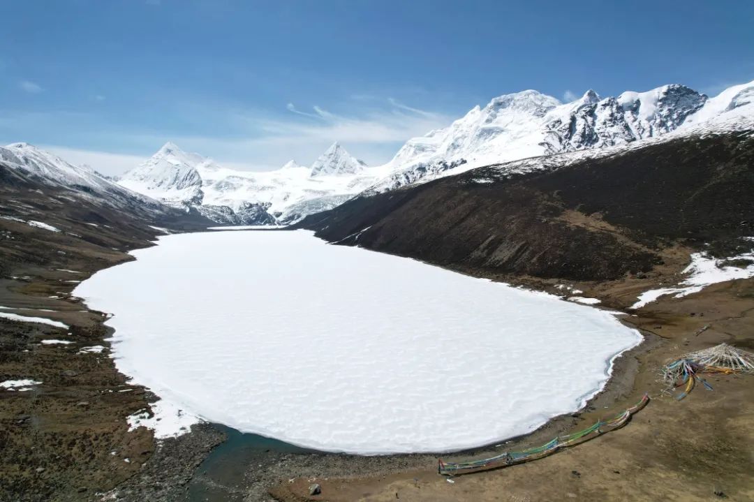 ▲5月4日，无人机拍摄的萨普雪山和雪山脚下的冰湖。（新华社）