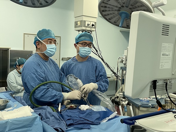 图说：仁济医院神经外科副主任医师王宇为病患同时实施经鼻内镜下垂体瘤切除术和经额脑室内镜下侧脑室囊肿造瘘两个微创手术 采访对象供图 下同