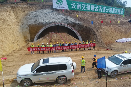 4月23日,由云岭建设公司承建的瑞孟高速公路里拉村隧道进口左右幅顺利
