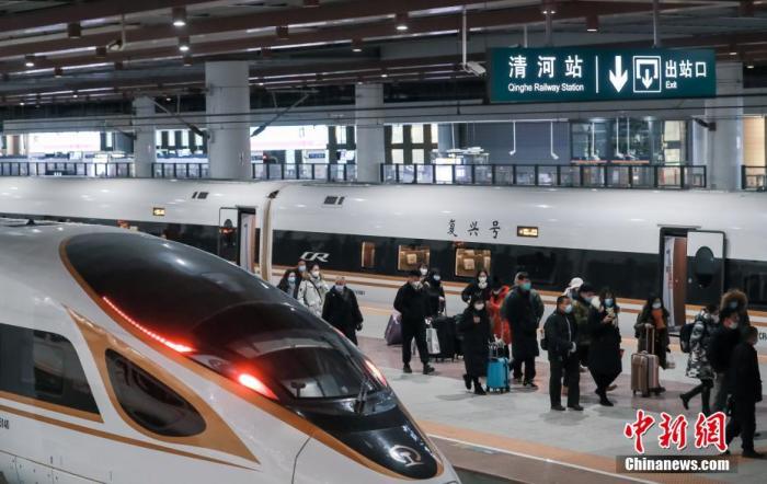 2020年12月30日,京张高铁开通运营一周年。一年来共发送旅客680.6万人次。图为旅客在北京清河站有序出站。中新社记者 贾天勇 摄