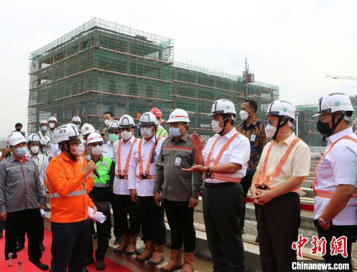 2021年4月12日,印尼海事与投资统筹部长卢胡特(右三)、中国驻印尼大使肖千(右二)视察雅万高铁项目。李利 摄