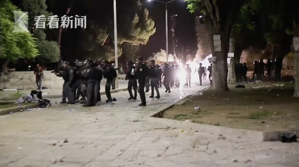 以色列警察与巴勒斯坦人在耶路撒冷老城激烈冲突 超百人受伤休闲区蓝鸢梦想 - Www.slyday.coM 以色列警察与巴勒斯坦人在耶路撒冷老城激烈冲突 超百人受伤休闲区蓝鸢梦想 - Www.slyday.coM