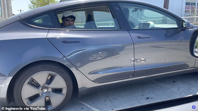 美国一名特斯拉司机危险驾驶 坐在后座靠自动驾驶开车