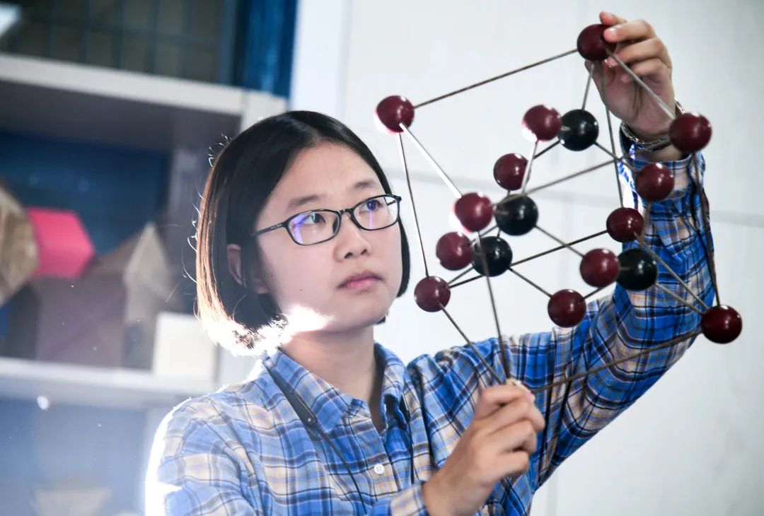 学子在实验室 张玉贤摄