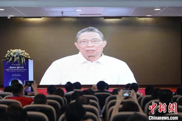 鍾南山在“2021醫院管理與腫瘤防治系列線下研討會”上通過視頻發言 廣州醫科大學附屬腫瘤醫院供圖