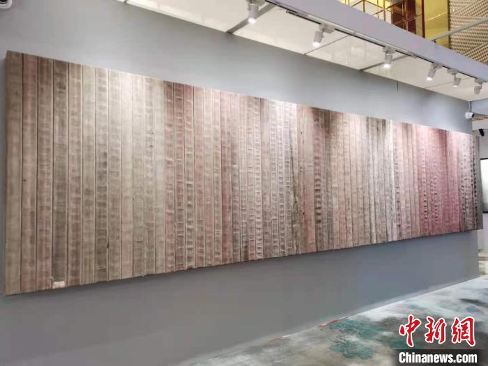《公民挂毯》系列作品,由木材及废弃的消防水带制成。 陈静 摄
