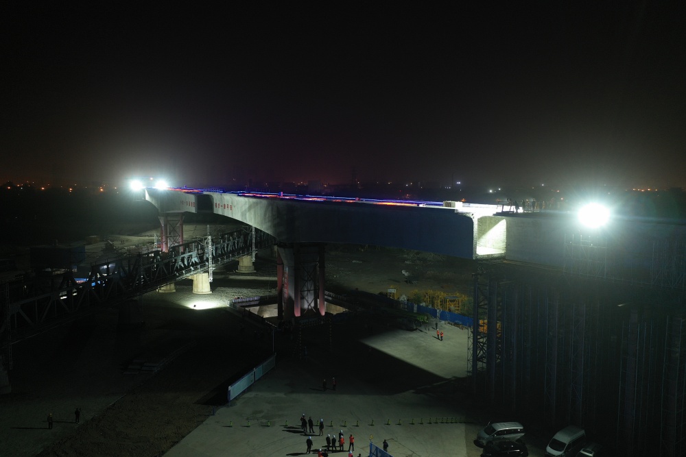 北京丰台站改建工程跨京广铁路转体桥（央广网发 北京铁路供图）
