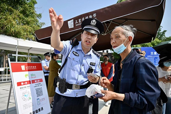  执勤民警在为游客指路。