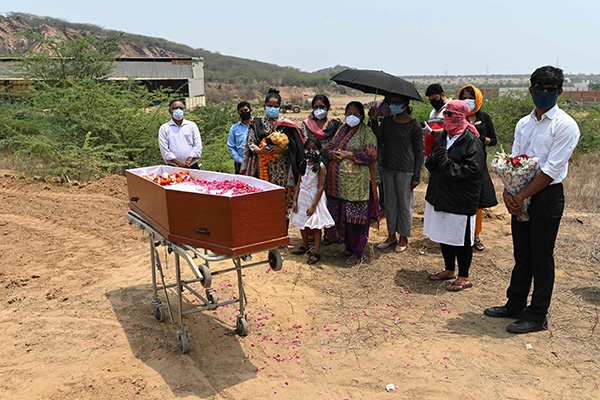 当地时间2021年5月8日,印度费尔达巴德,民众埋葬新冠死者.人民视觉图