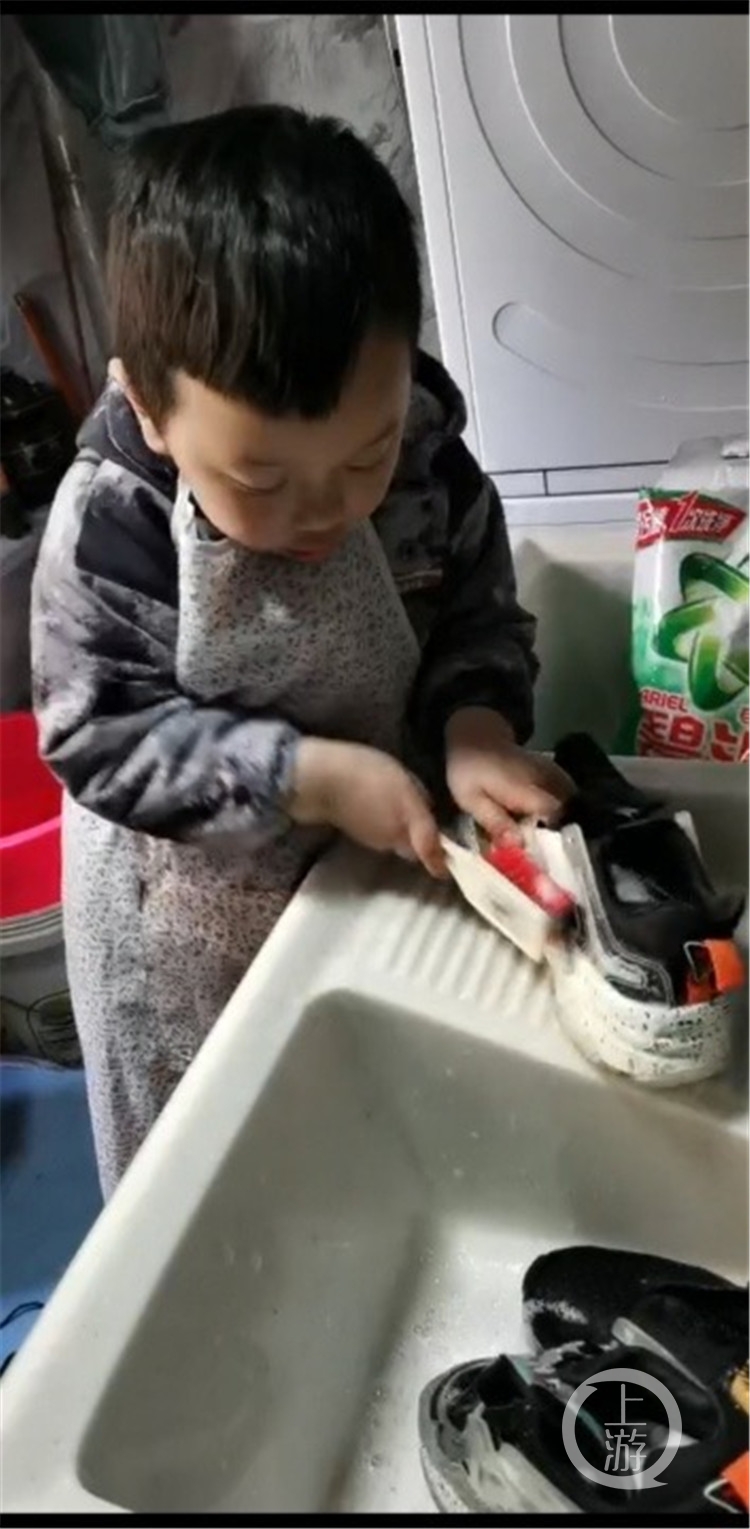 暖心!5岁男孩做一个月家务 给妈妈换了份特别的礼物休闲区蓝鸢梦想 - Www.slyday.coM 暖心!5岁男孩做一个月家务 给妈妈换了份特别的礼物休闲区蓝鸢梦想 - Www.slyday.coM