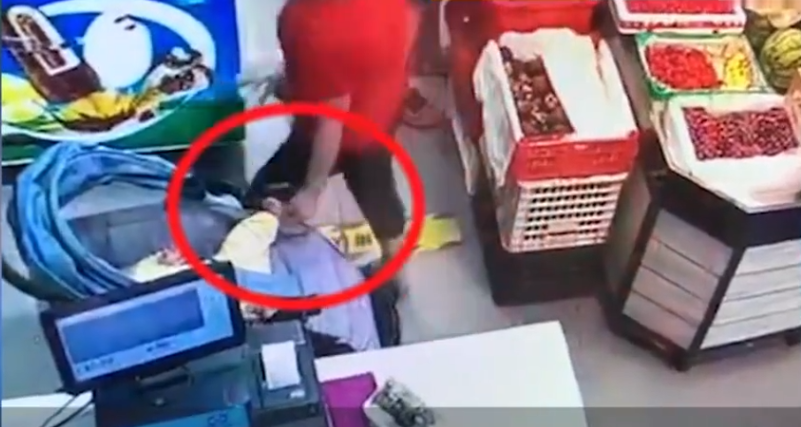 下手太狠!大妈嫌婴儿车挡道,竟掐下4个月婴儿一块皮休闲区蓝鸢梦想 - Www.slyday.coM 下手太狠!大妈嫌婴儿车挡道,竟掐下4个月婴儿一块皮休闲区蓝鸢梦想 - Www.slyday.coM