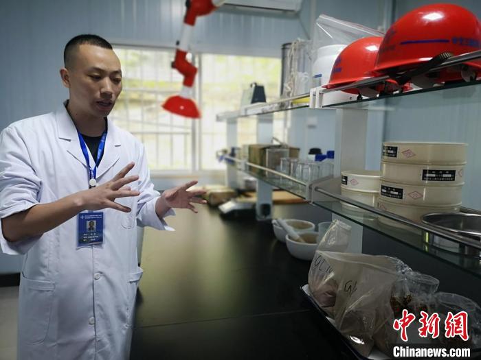中交三航局高标准筹建了工地环境实验室用来治污。 刘曼 摄