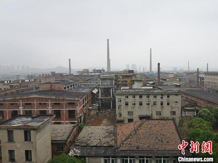 株洲清水塘老工业区内的冶炼、化工企业全面关停搬迁,仅剩小部分厂房将被规划建设成工业博物馆。 刘曼 摄