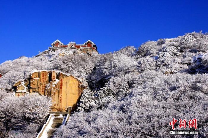 资料图:雪后泰山银装素裹,风景如画。中新社发 张琨 摄