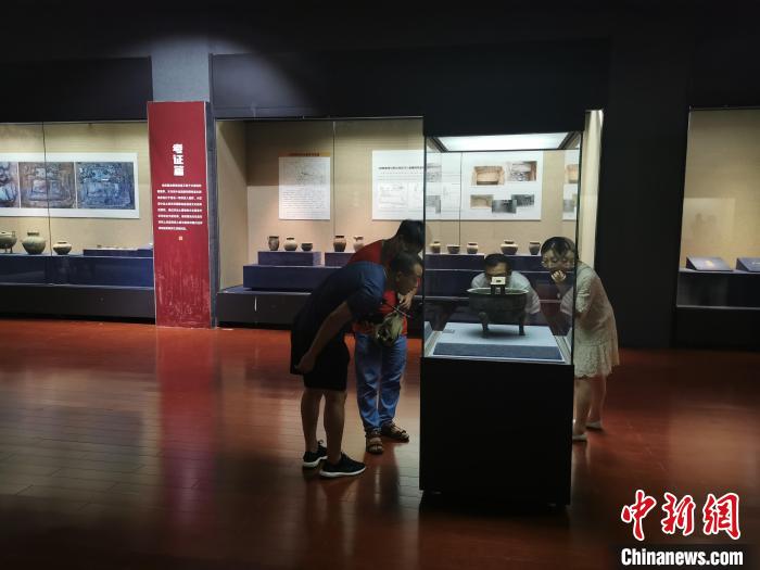 图为观众参观“戎·融——徐阳墓地考古发现成果展”。 杜甲飞 摄