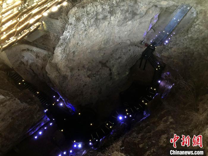 中科院“溯本源·守初心·传薪火”党员主题教育基地示范活动后,参访周口店北京猿人遗址。 中新社记者 孙自法 摄