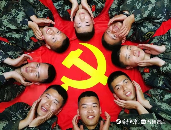 我和党旗的"创意"合影,这些pose帅呆了