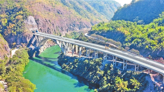 思茅至澜沧高速公路澜沧江大桥西盟龙潭生态景观普洱中心城区全景