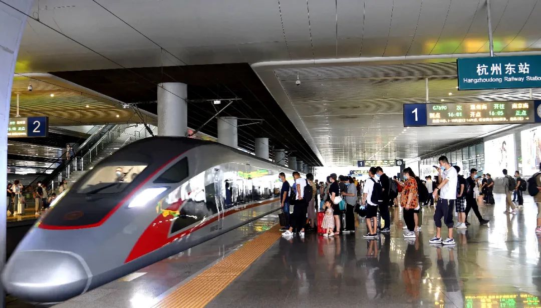 旅客在杭州东站站台有序排队.孙赫蒲摄