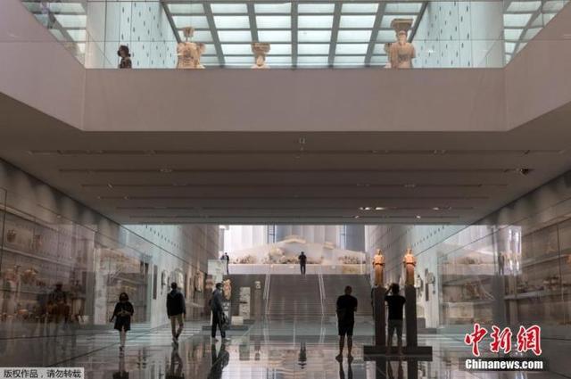 资料图:当地时间2021年5月14日,希腊雅典,雅典卫城博物馆重新向公众开放。图为游客在博物馆内游览。