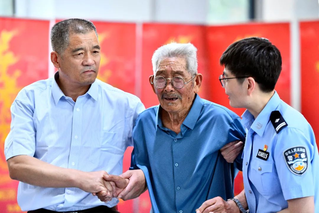 跨越半个世纪,90岁父亲和60岁儿子终得团圆:“儿童被拐”背后的真相,我不敢看……休闲区蓝鸢梦想 - Www.slyday.coM 跨越半个世纪,90岁父亲和60岁儿子终得团圆:“儿童被拐”背后的真相,我不敢看……休闲区蓝鸢梦想 - Www.slyday.coM