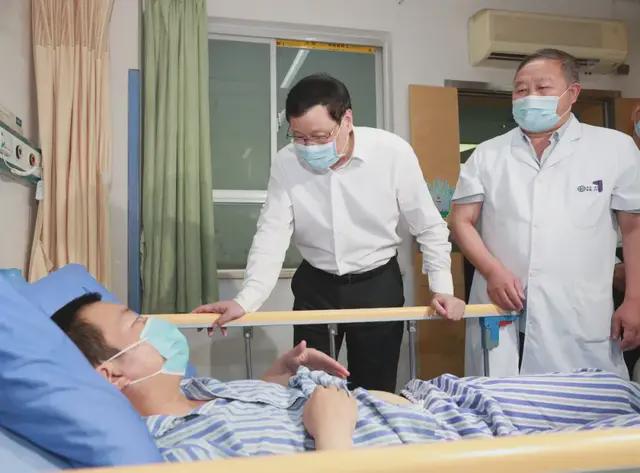 应勇到医院看望受伤群众