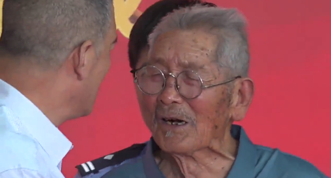 跨越半个世纪,90岁父亲和60岁儿子终得团圆:“儿童被拐”背后的真相,我不敢看……休闲区蓝鸢梦想 - Www.slyday.coM 跨越半个世纪,90岁父亲和60岁儿子终得团圆:“儿童被拐”背后的真相,我不敢看……休闲区蓝鸢梦想 - Www.slyday.coM