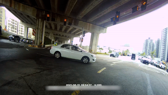 坦洲司机下车忘拉手刹,下坡路小车加速直冲!车门还锁死了,交警蜀黍果断出手休闲区蓝鸢梦想 - Www.slyday.coM 坦洲司机下车忘拉手刹,下坡路小车加速直冲!车门还锁死了,交警蜀黍果断出手休闲区蓝鸢梦想 - Www.slyday.coM