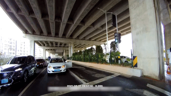 坦洲司机下车忘拉手刹,下坡路小车加速直冲!车门还锁死了,交警蜀黍果断出手休闲区蓝鸢梦想 - Www.slyday.coM 坦洲司机下车忘拉手刹,下坡路小车加速直冲!车门还锁死了,交警蜀黍果断出手休闲区蓝鸢梦想 - Www.slyday.coM