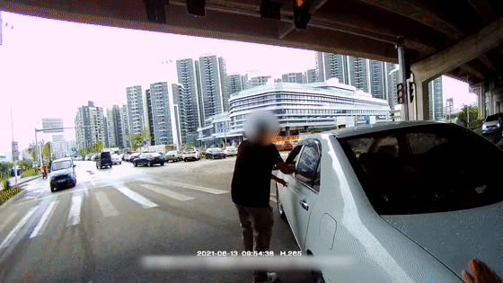 坦洲司机下车忘拉手刹,下坡路小车加速直冲!车门还锁死了,交警蜀黍果断出手休闲区蓝鸢梦想 - Www.slyday.coM 坦洲司机下车忘拉手刹,下坡路小车加速直冲!车门还锁死了,交警蜀黍果断出手休闲区蓝鸢梦想 - Www.slyday.coM