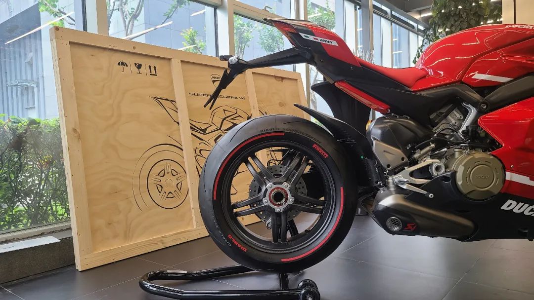 【验车官x】卖150万的摩托是怎样的? 杜卡迪superleggera v4到店实拍