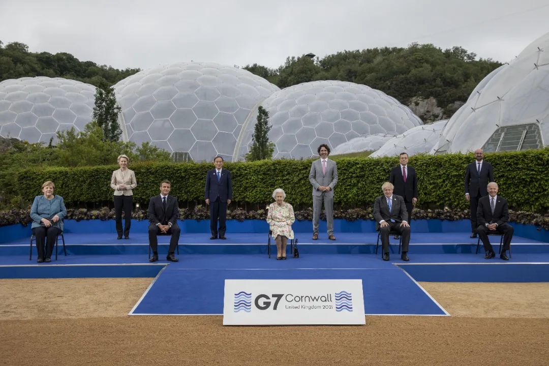当地时间2021年6月11日,英国圣艾夫斯,七国集团(G7)峰会正式举行,英国女王伊丽莎白二世会见G7领导人,并拍摄官方全家福。(人民视觉)