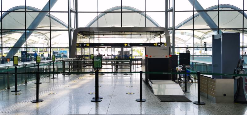 明起广州白云机场航站楼入口启用x射线机和安全门检查