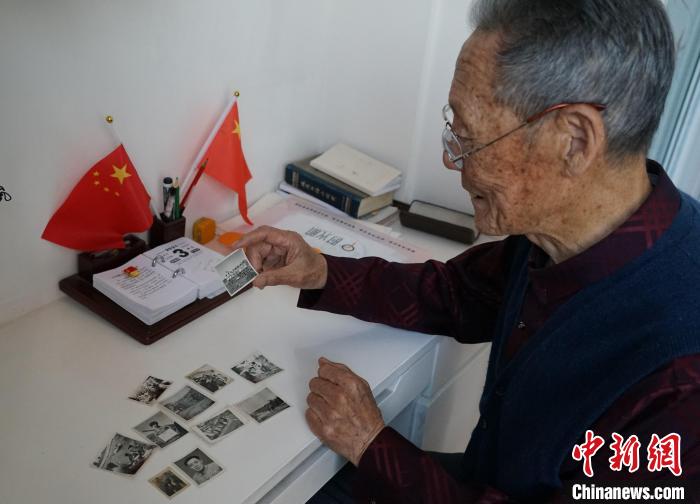 图为闫秉仁讲述照片故事。 潘雨洁 摄