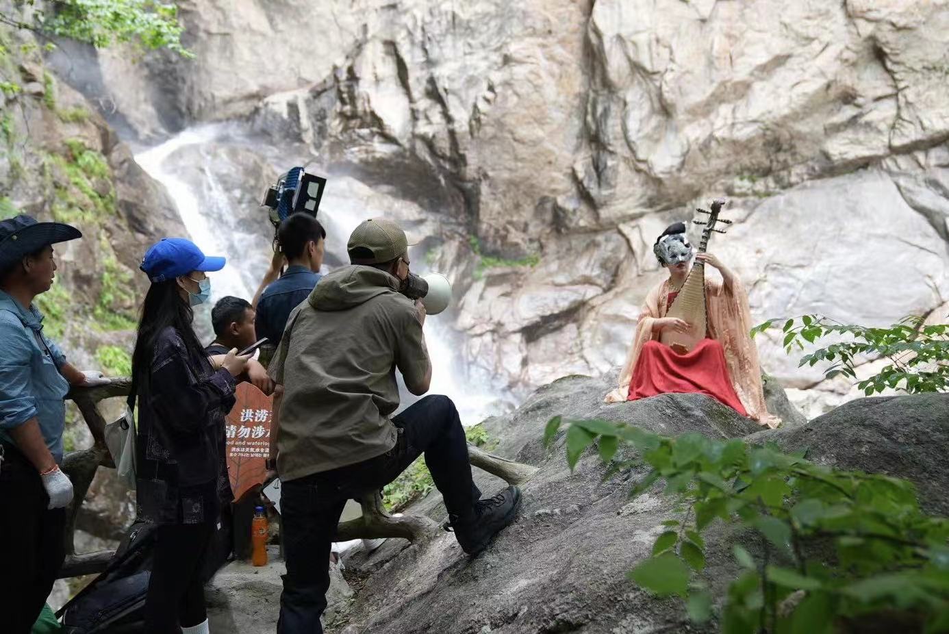 节目《兰陵王入阵曲》白云山外景拍摄幕后,演员正在弹奏琵琶。受访者供图