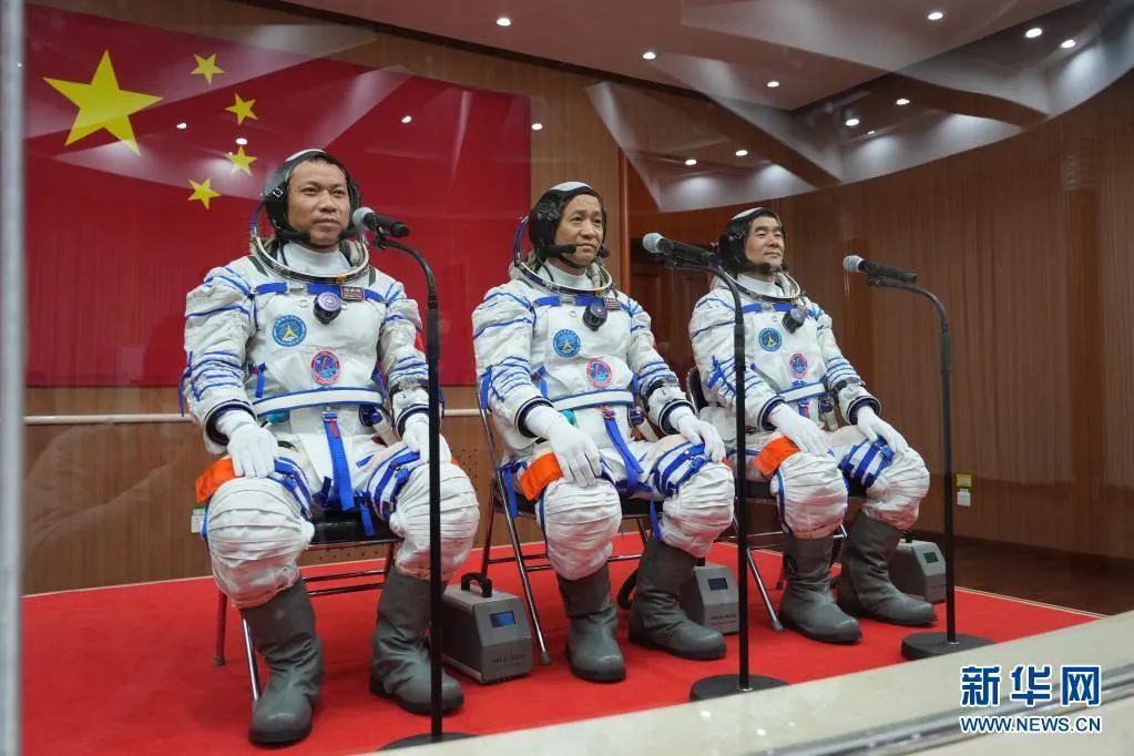 ▲6月17日,神舟十二号航天员出征仪式在酒泉卫星发射中心举行。这是航天员聂海胜(中)、刘伯明(右)和汤洪波准备出征。新华社记者 李刚 摄