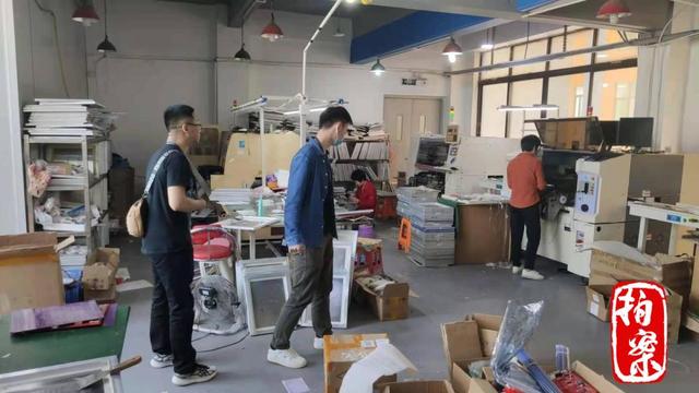 图为公安机关捣毁的一个赌博机组装窝点。