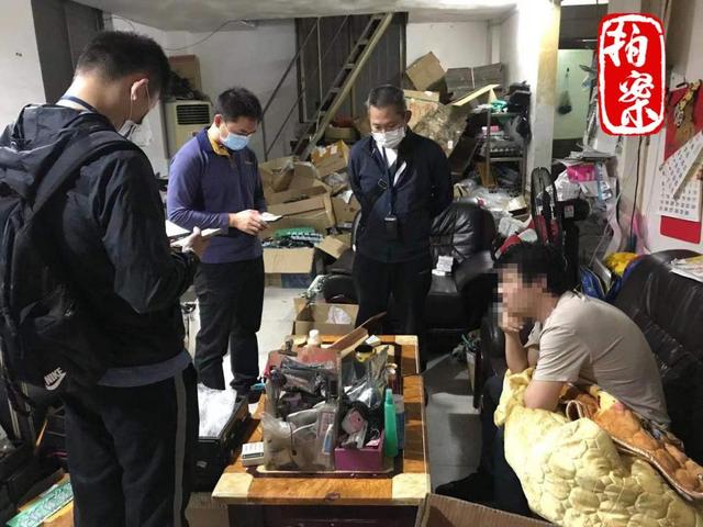 图为公安机关查处组装赌博机窝点。