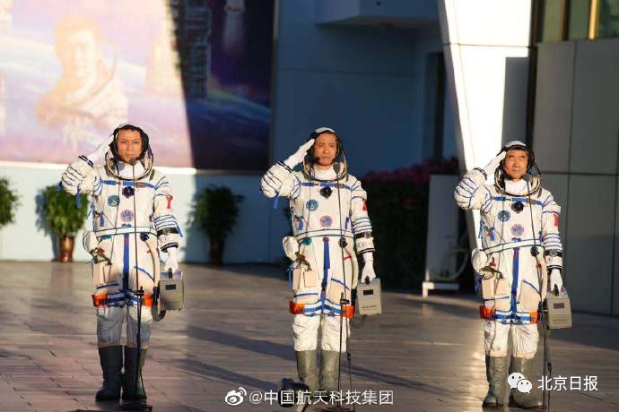 揭秘→航天员拎的小箱子有啥用?太空里可以上网吗?怎么剪头发?休闲区蓝鸢梦想 - Www.slyday.coM 揭秘→航天员拎的小箱子有啥用?太空里可以上网吗?怎么剪头发?休闲区蓝鸢梦想 - Www.slyday.coM