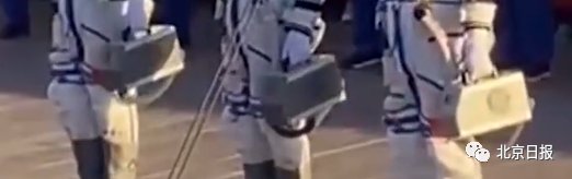 揭秘→航天员拎的小箱子有啥用?太空里可以上网吗?怎么剪头发?休闲区蓝鸢梦想 - Www.slyday.coM 揭秘→航天员拎的小箱子有啥用?太空里可以上网吗?怎么剪头发?休闲区蓝鸢梦想 - Www.slyday.coM