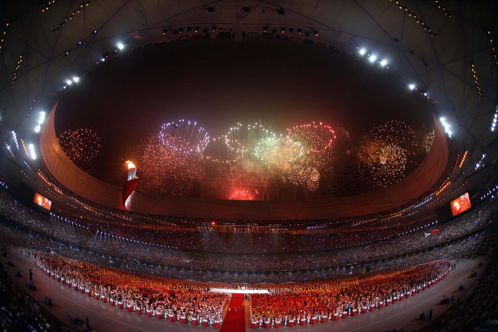 北京奥运会主火炬塔点燃后,焰火在国家体育场上空形成五环图案.