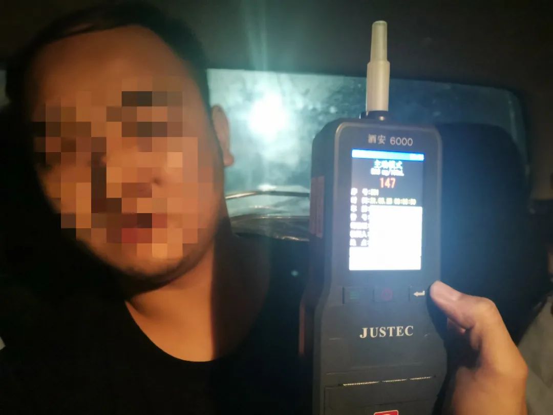 男子醉驾撞坏自己挡风玻璃,竟还报警称是别人撞的,结果玩砸了休闲区蓝鸢梦想 - Www.slyday.coM 男子醉驾撞坏自己挡风玻璃,竟还报警称是别人撞的,结果玩砸了休闲区蓝鸢梦想 - Www.slyday.coM