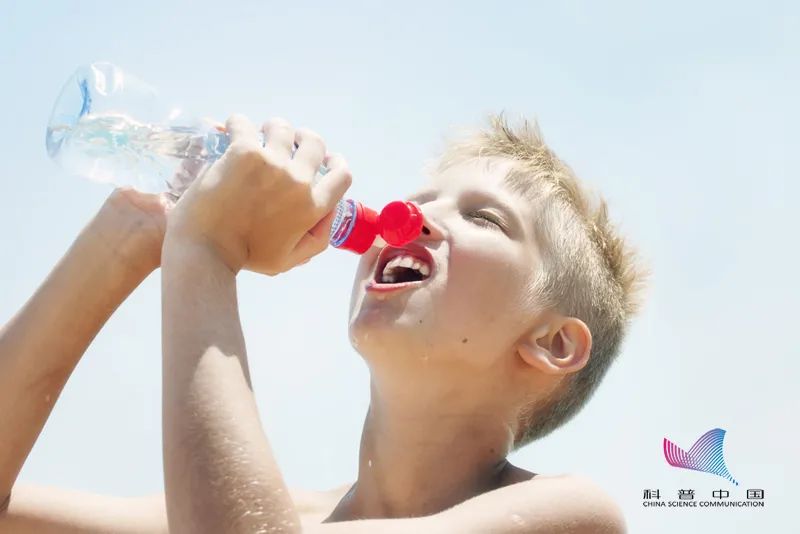 C罗拒绝可乐称要喝水!长期喝可乐的危害有多大?多数人都不知情…休闲区蓝鸢梦想 - Www.slyday.coM C罗拒绝可乐称要喝水!长期喝可乐的危害有多大?多数人都不知情…休闲区蓝鸢梦想 - Www.slyday.coM