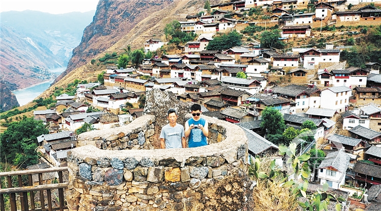 “我想等爸爸老了以后有吹牛的资本” 重庆95后小伙卖房带爸爸自驾环游全国休闲区蓝鸢梦想 - Www.slyday.coM “我想等爸爸老了以后有吹牛的资本” 重庆95后小伙卖房带爸爸自驾环游全国休闲区蓝鸢梦想 - Www.slyday.coM